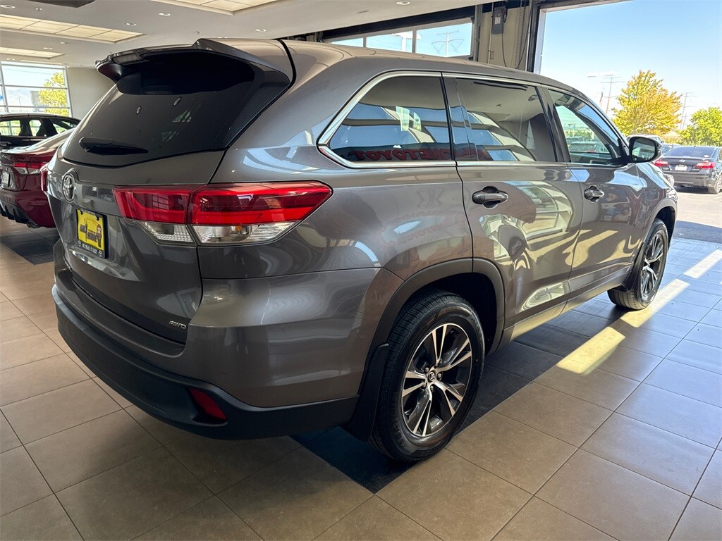 2019 Toyota Highlander LE Plus photo 3