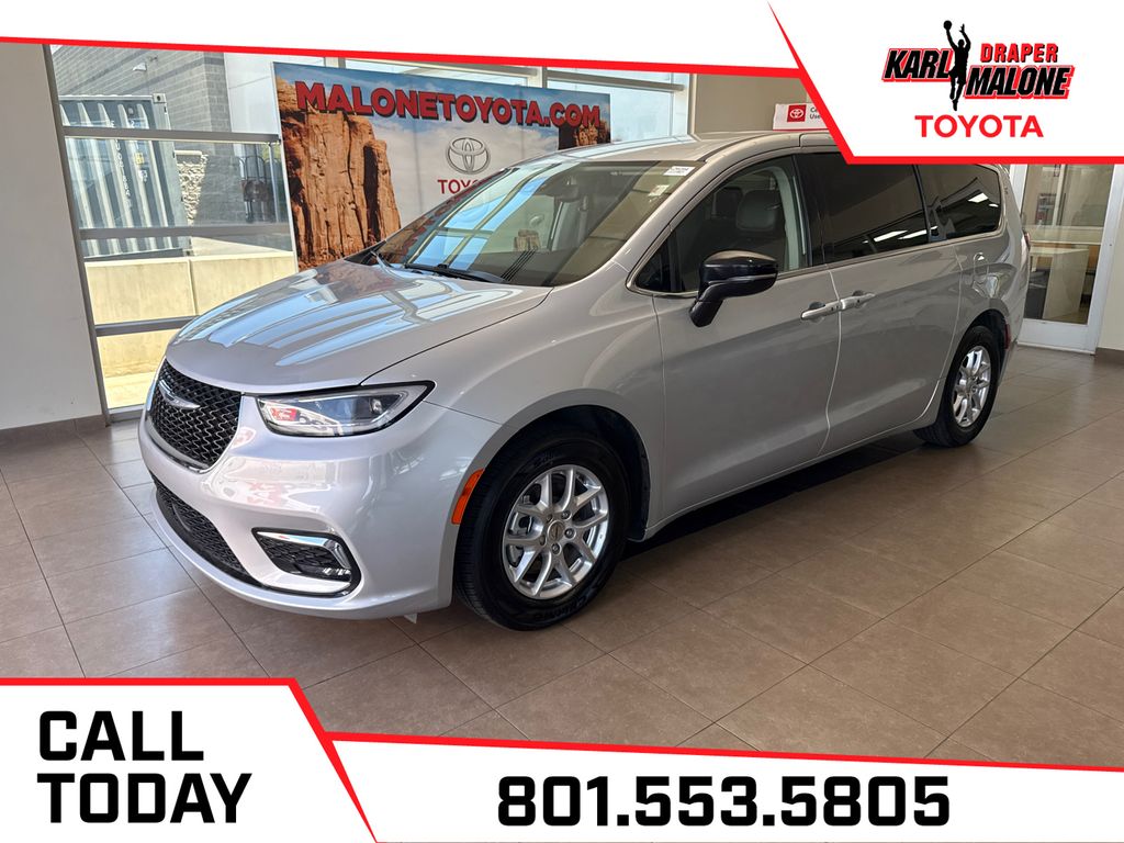 2024 Chrysler Pacifica Touring L's photo