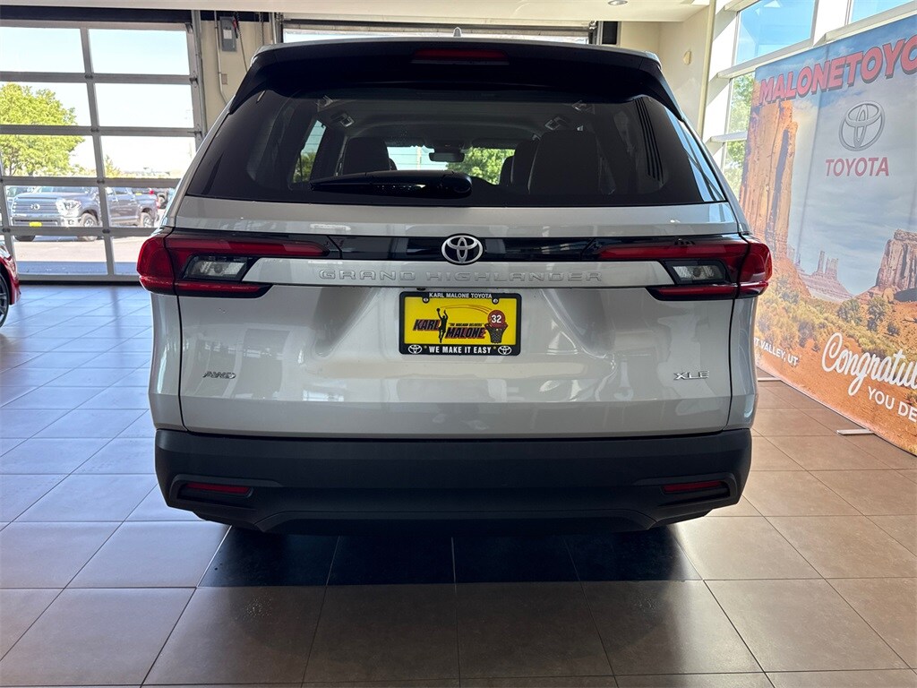 2025 Toyota Grand Highlander XLE photo 3