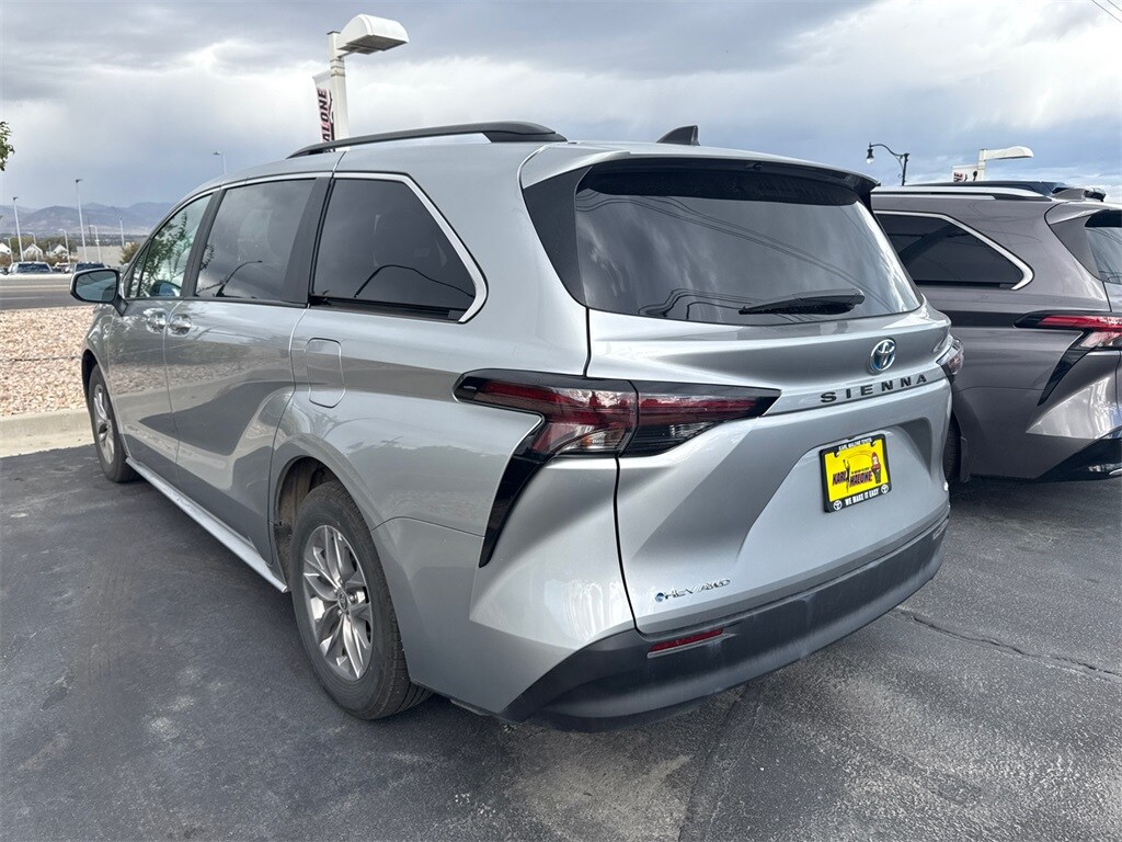 2025 Toyota Sienna LE photo 2