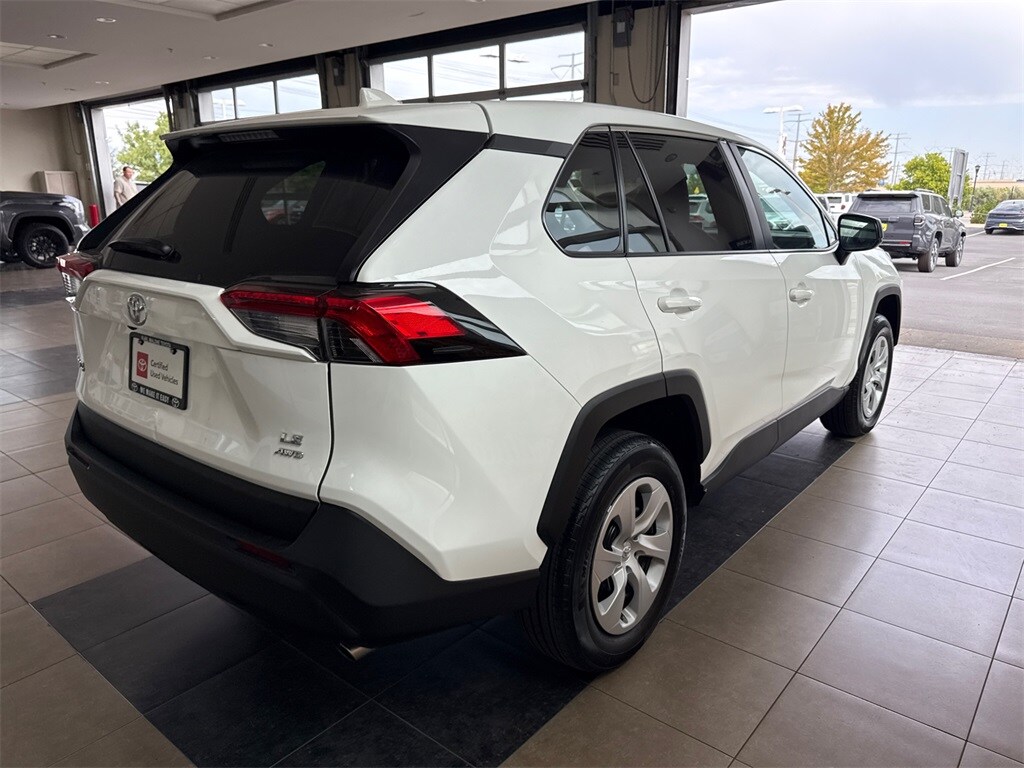 2024 Toyota RAV4 LE photo 2