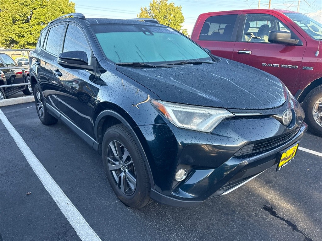 2017 Toyota RAV4 XLE photo 4