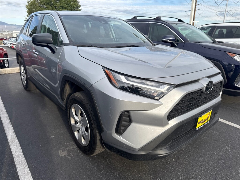 2024 Toyota RAV4 LE photo 4