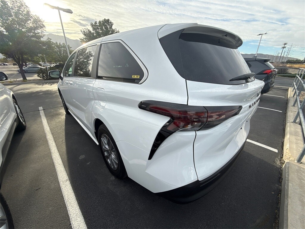 2024 Toyota Sienna LE photo 2
