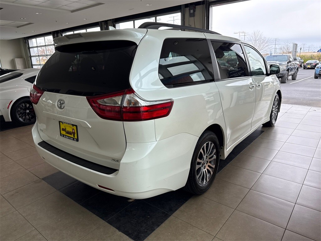 2018 Toyota Sienna XLE photo 4
