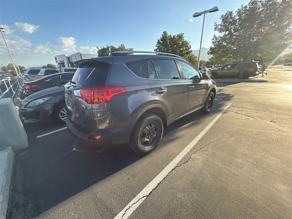 2014 Toyota RAV4 LE photo 3