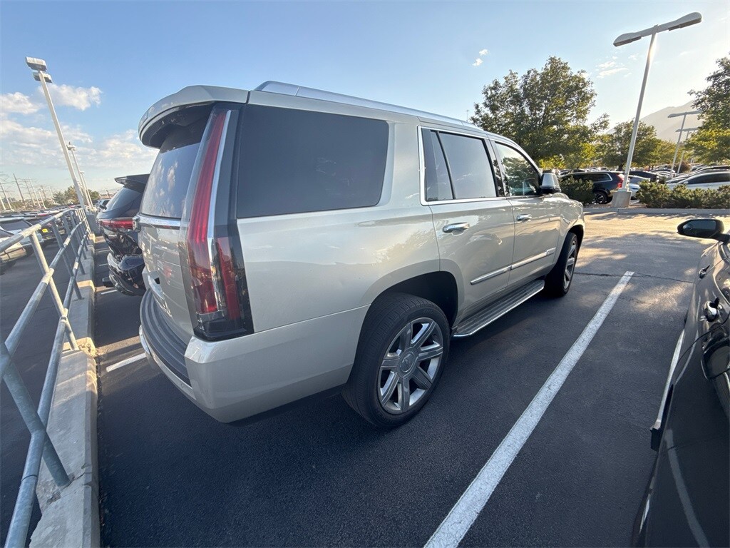 2016 Cadillac Escalade Luxury photo 3