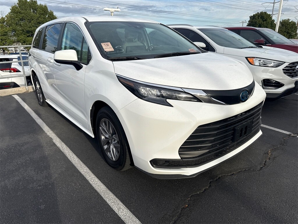 2024 Toyota Sienna LE photo 4