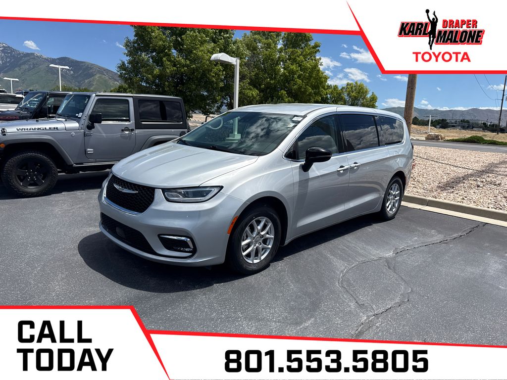 2024 Chrysler Pacifica Touring L's photo