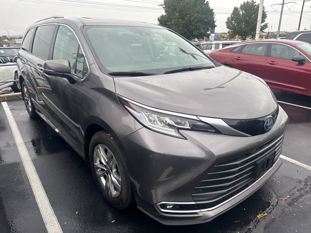 2023 Toyota Sienna Limited photo 3