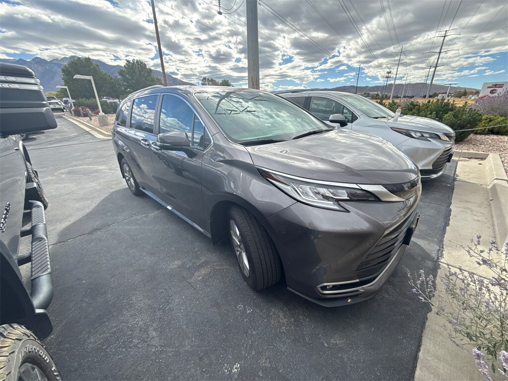 2023 Toyota Sienna Limited photo 4