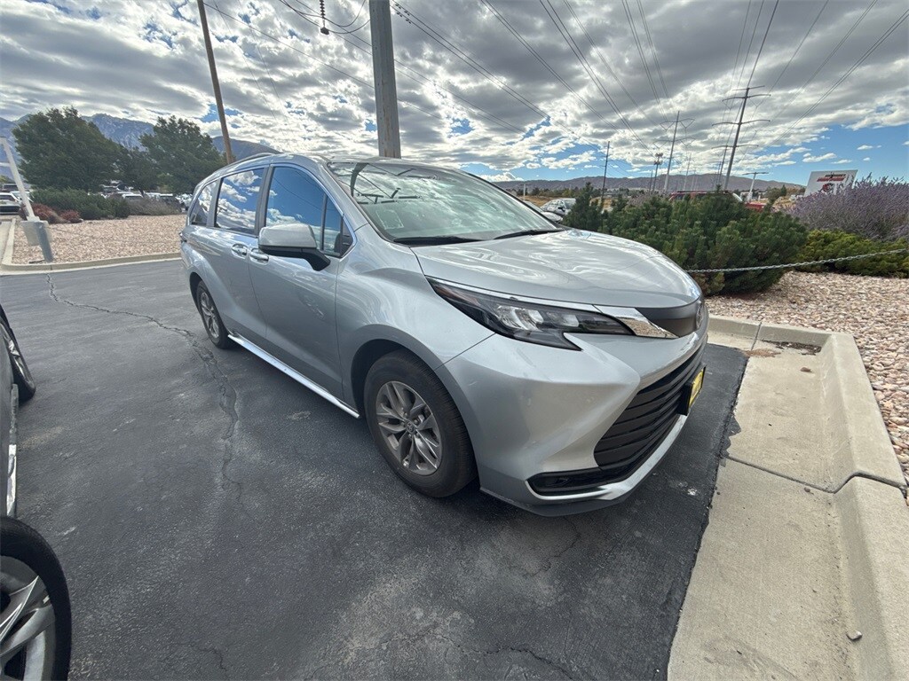 2025 Toyota Sienna LE photo 4