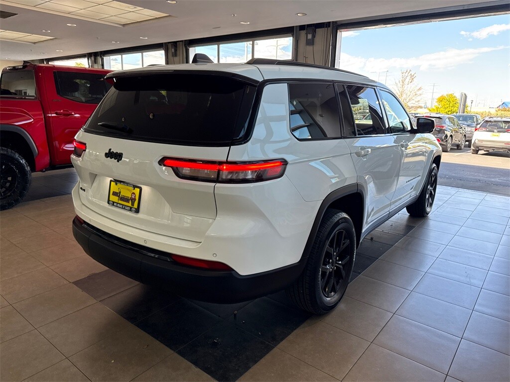2024 Jeep Grand Cherokee Laredo photo 2