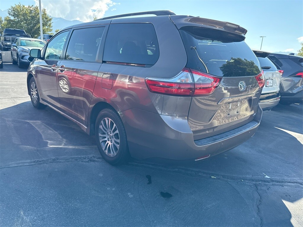 2020 Toyota Sienna XLE photo 2