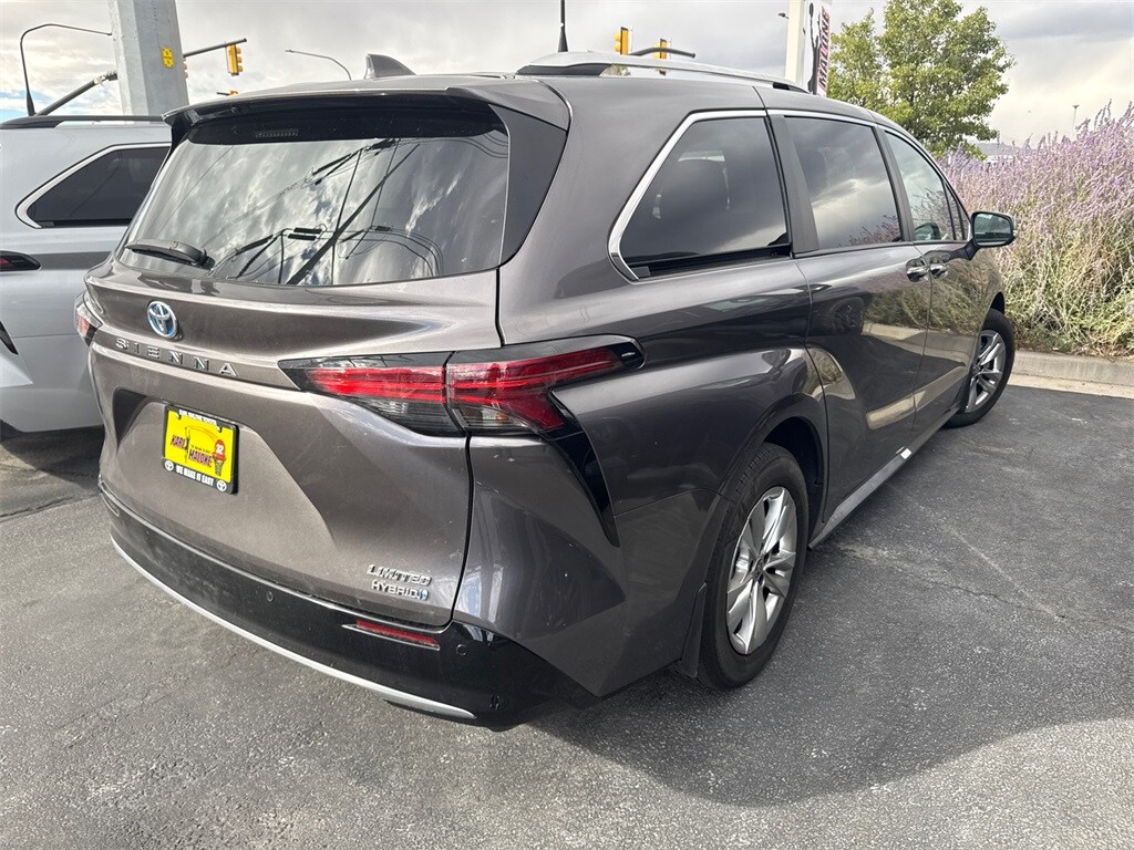 2023 Toyota Sienna Limited photo 3