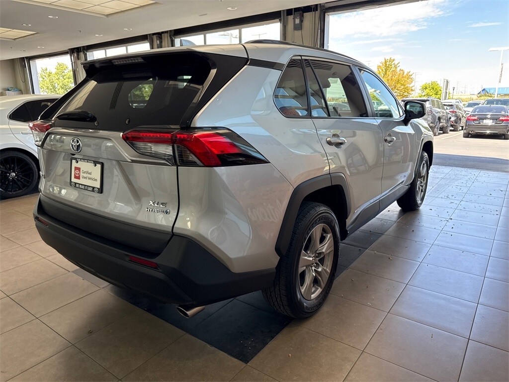 2024 Toyota RAV4 Hybrid XLE photo 2