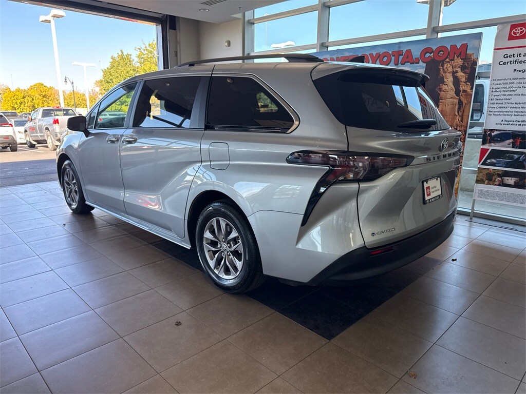 2025 Toyota Sienna LE photo 2