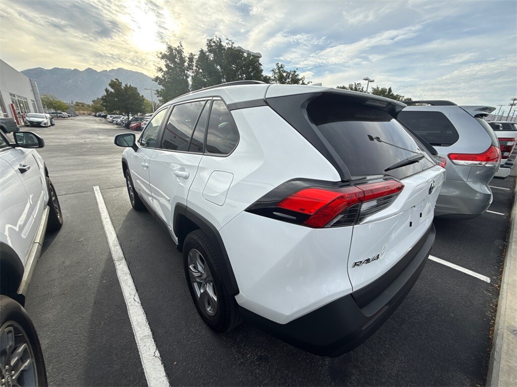 2024 Toyota RAV4 Hybrid LE photo 2