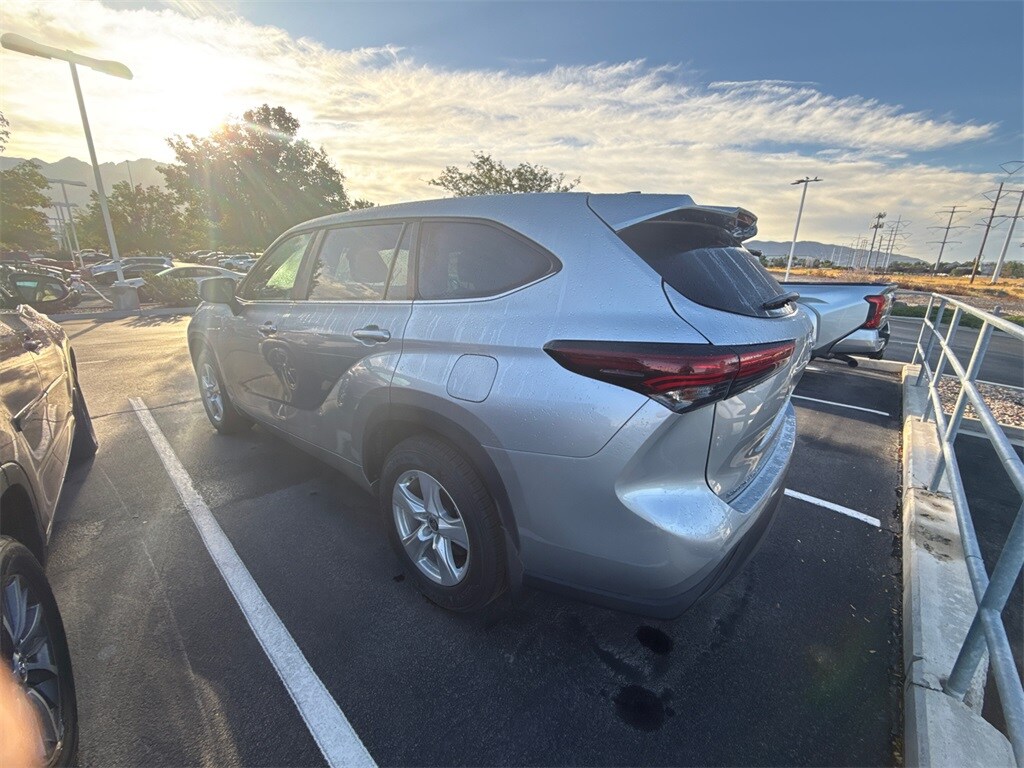 2024 Toyota Highlander LE photo 2