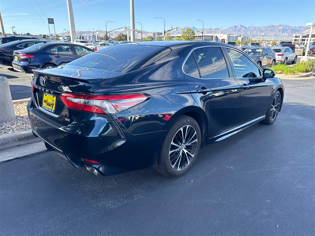 2018 Toyota Camry SE photo 3