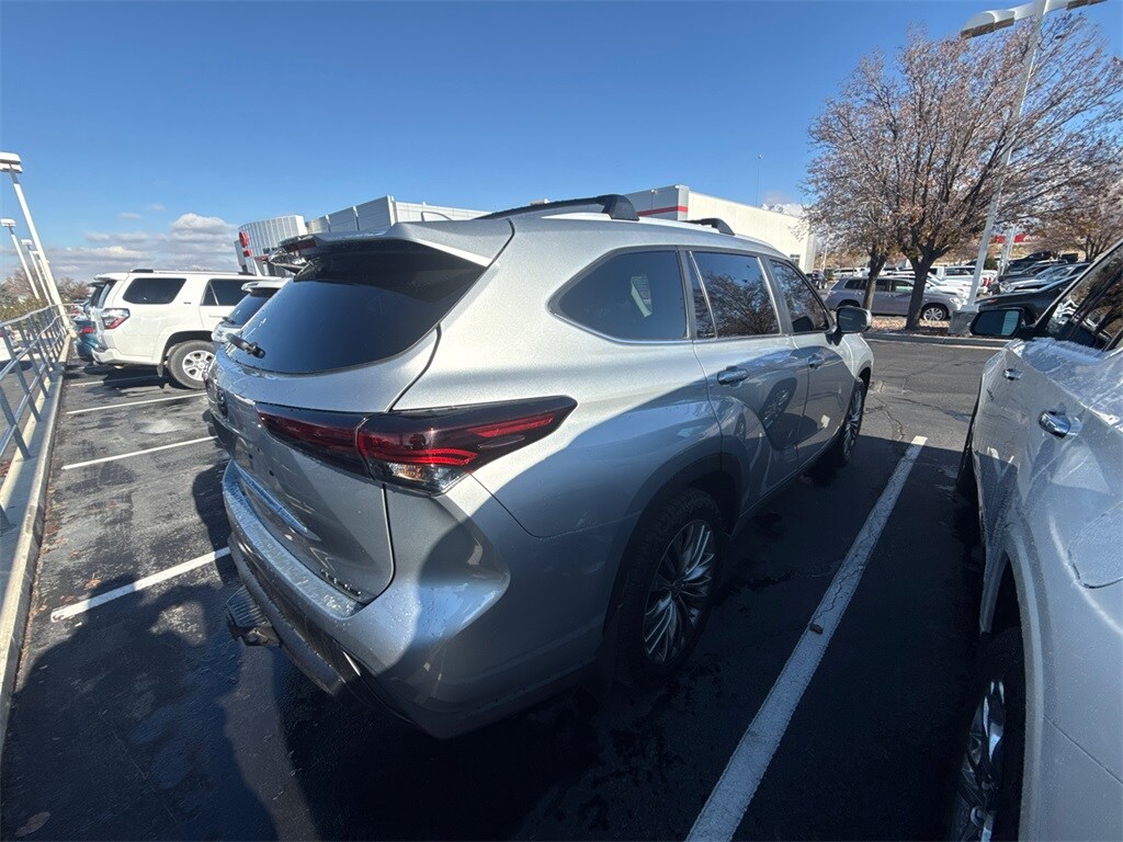 2024 Toyota Highlander XLE photo 3