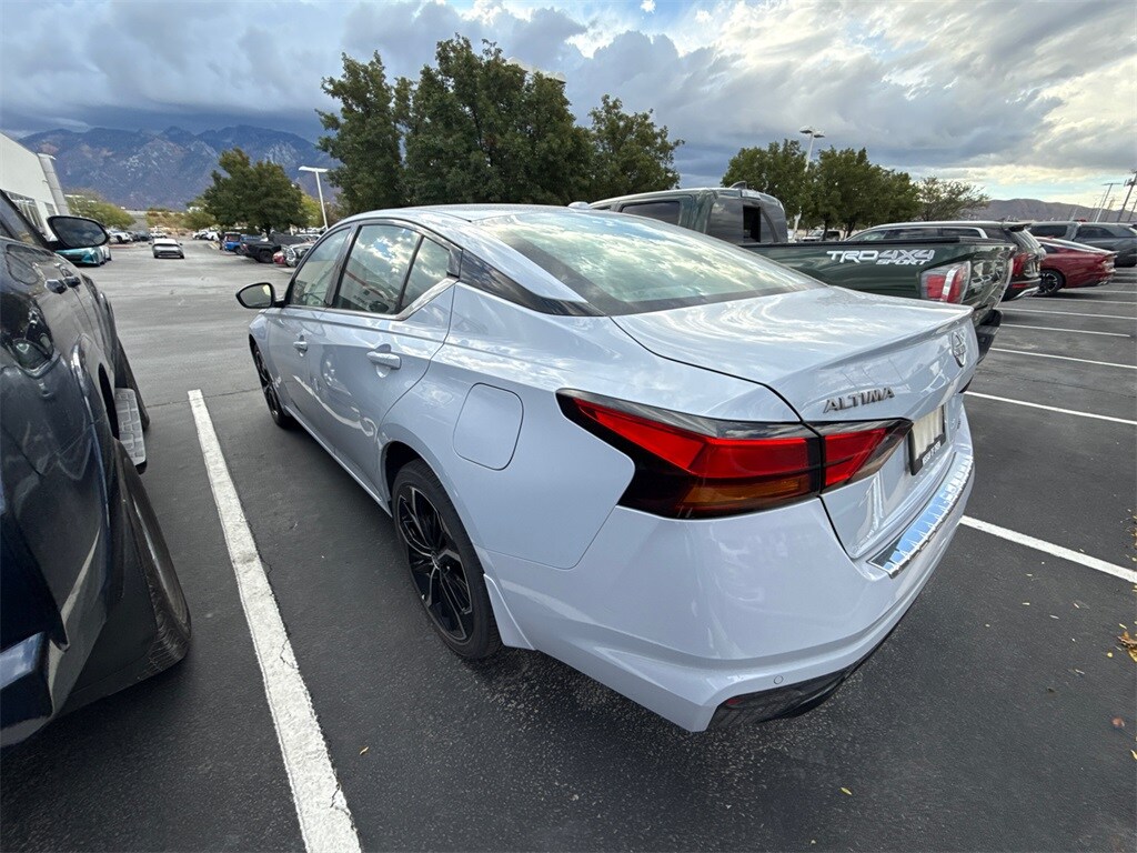 2023 Nissan Altima 2.5 SR photo 2