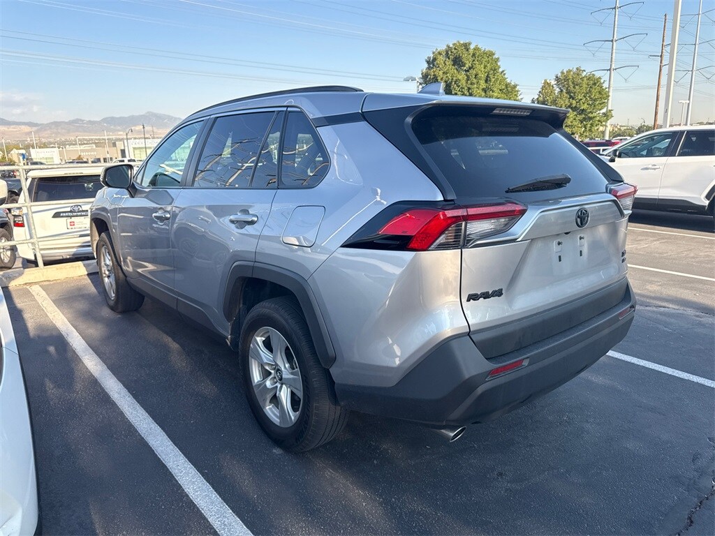2021 Toyota RAV4 XLE photo 2