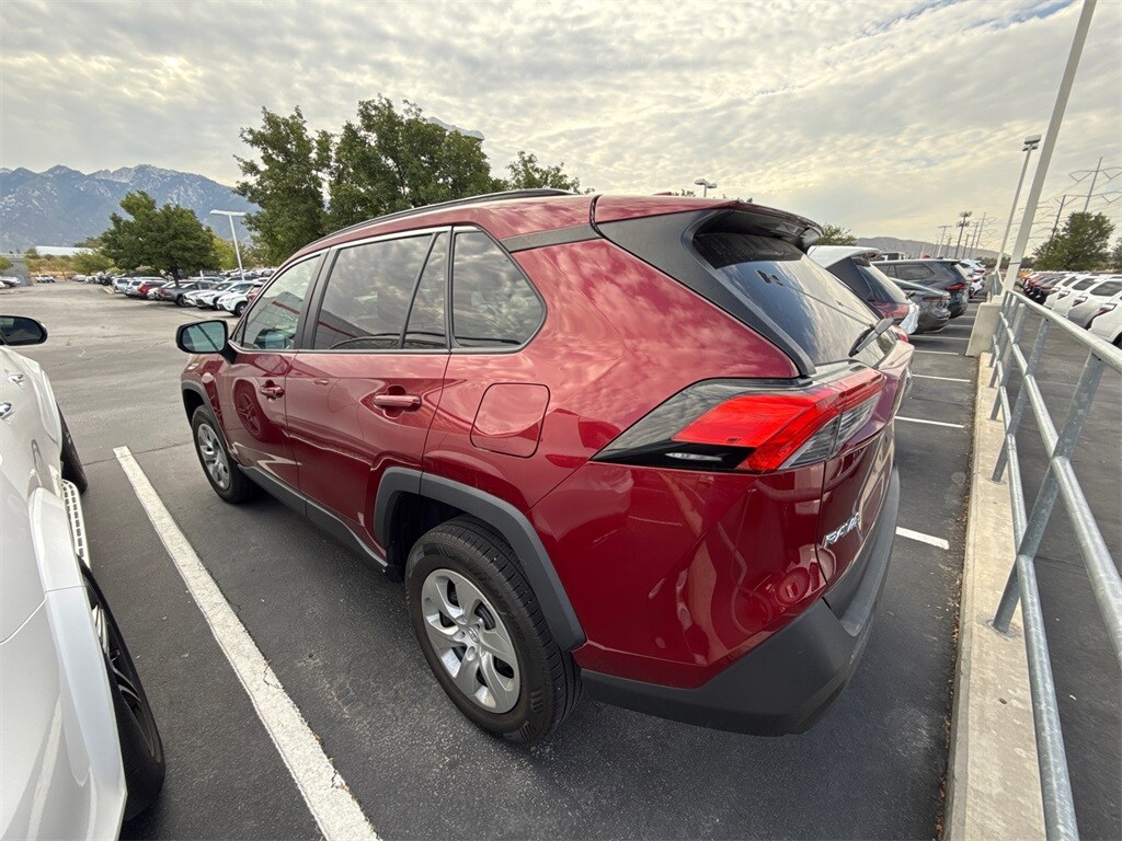 2021 Toyota RAV4 LE photo 2
