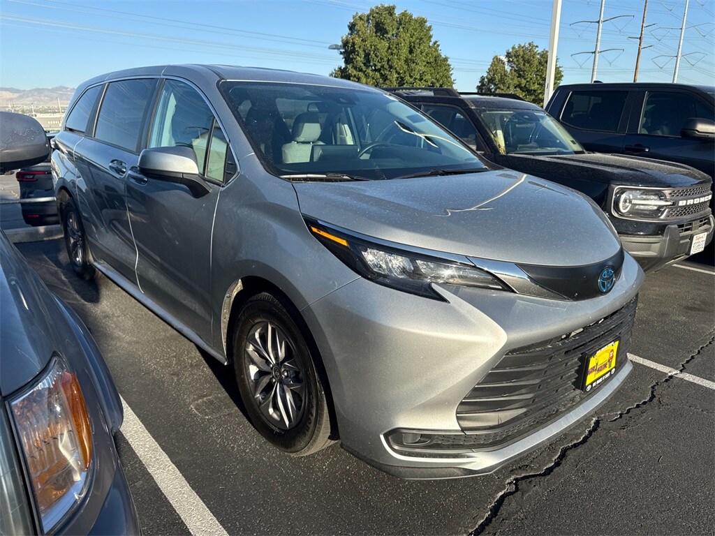 2024 Toyota Sienna LE photo 3