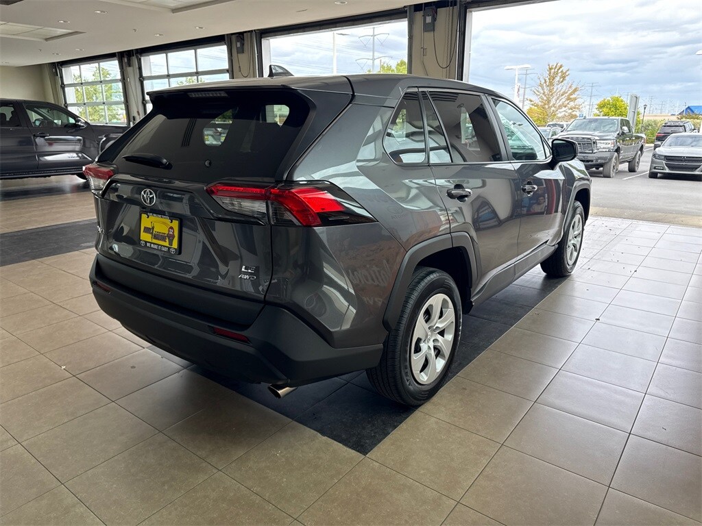 2024 Toyota RAV4 LE photo 3