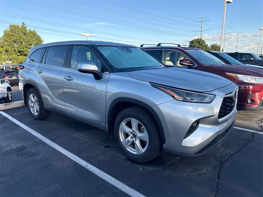 2024 Toyota Highlander LE photo 4
