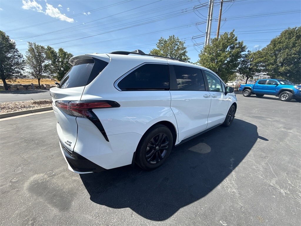 2024 Toyota Sienna XSE photo 3