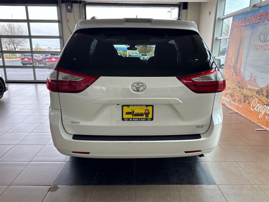 2018 Toyota Sienna XLE photo 3