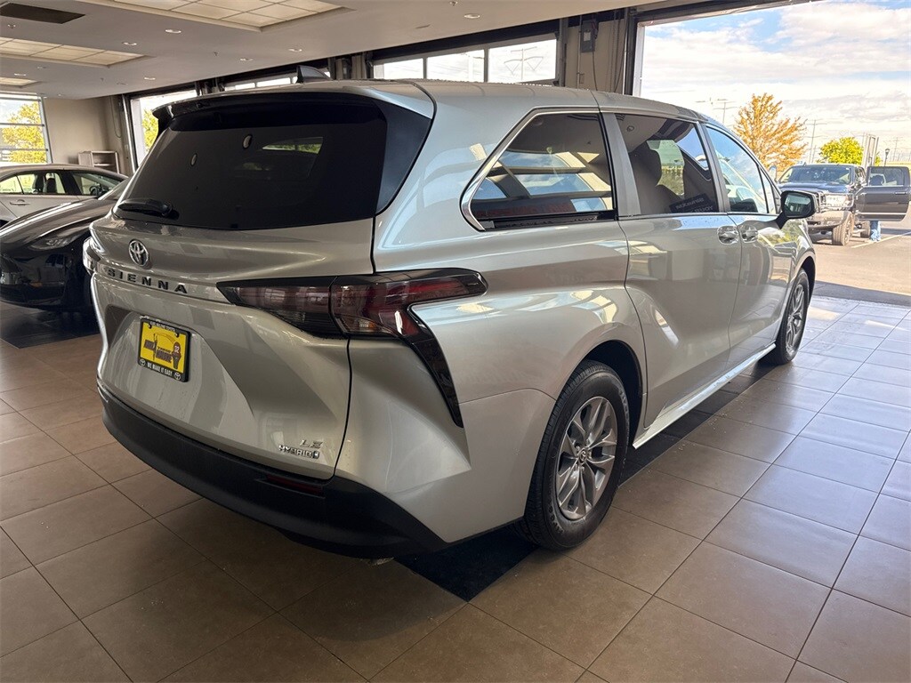 2024 Toyota Sienna LE photo 2