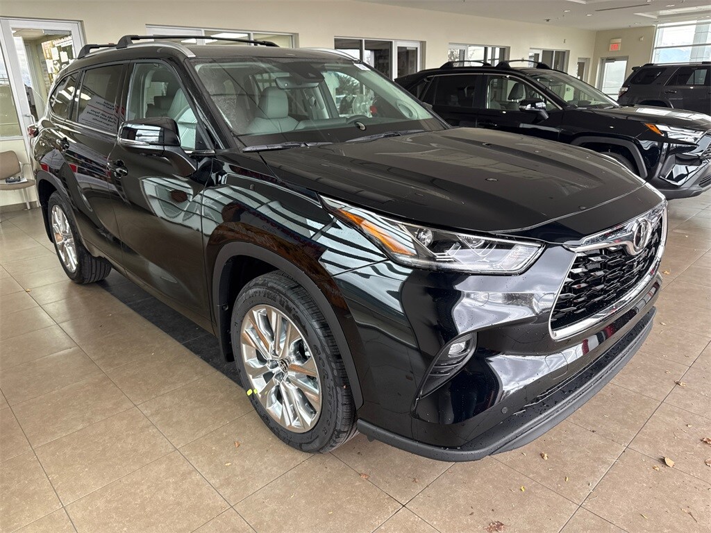 2026 Toyota Highlander Limited photo 3