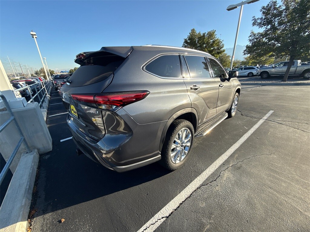 2022 Toyota Highlander Hybrid Limited photo 3