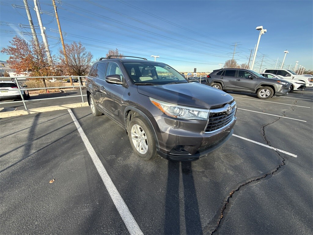 2015 Toyota Highlander LE photo 3