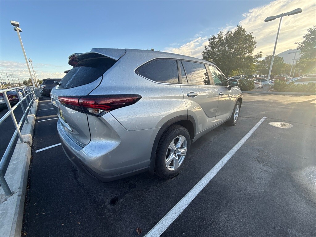 2024 Toyota Highlander LE photo 3
