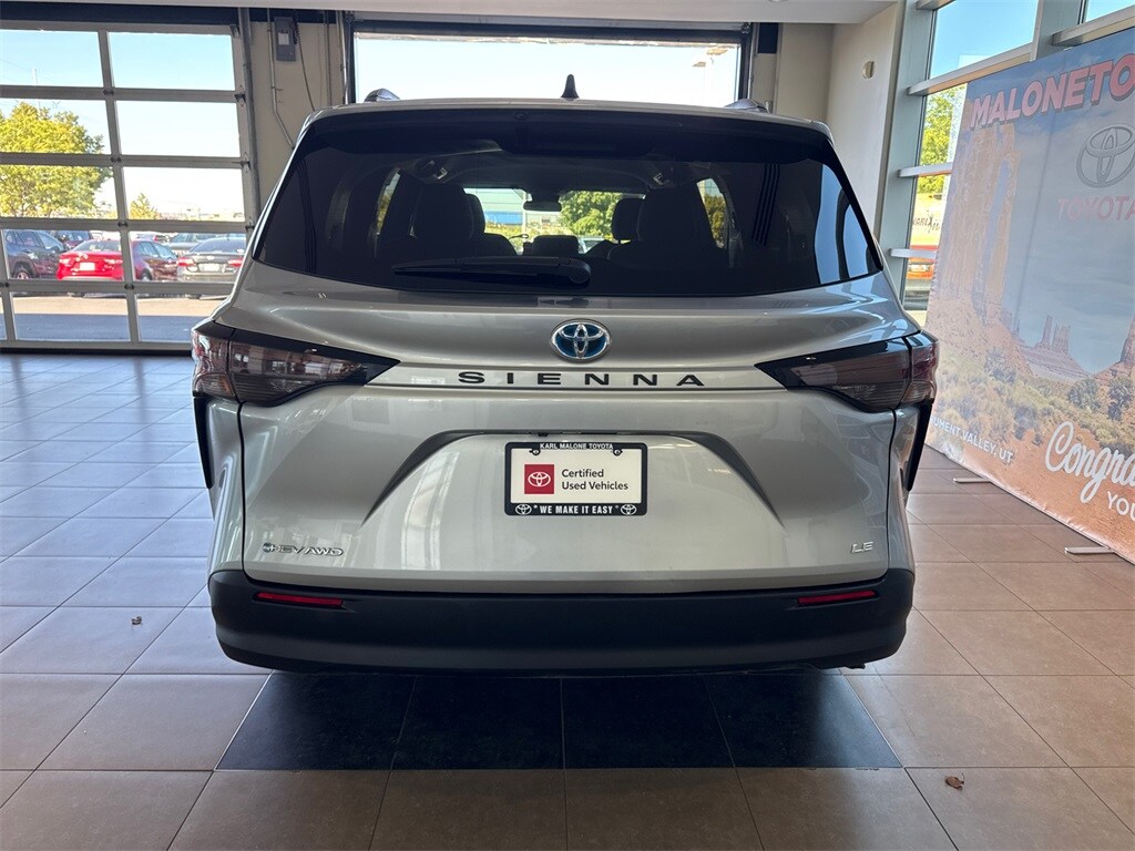 2025 Toyota Sienna LE photo 3