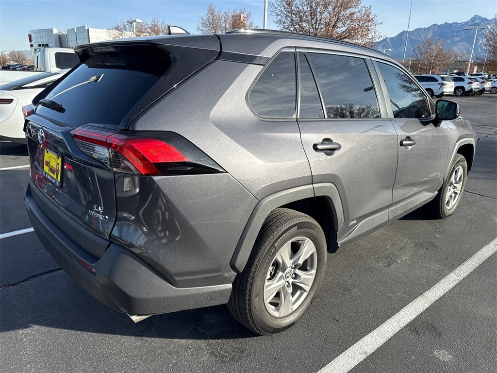 2022 Toyota RAV4 Hybrid LE photo 2