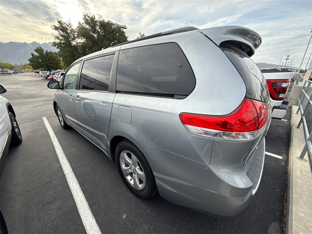 2014 Toyota Sienna LE photo 2
