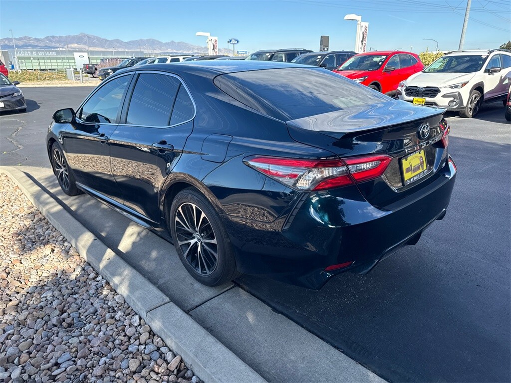 2018 Toyota Camry SE photo 2