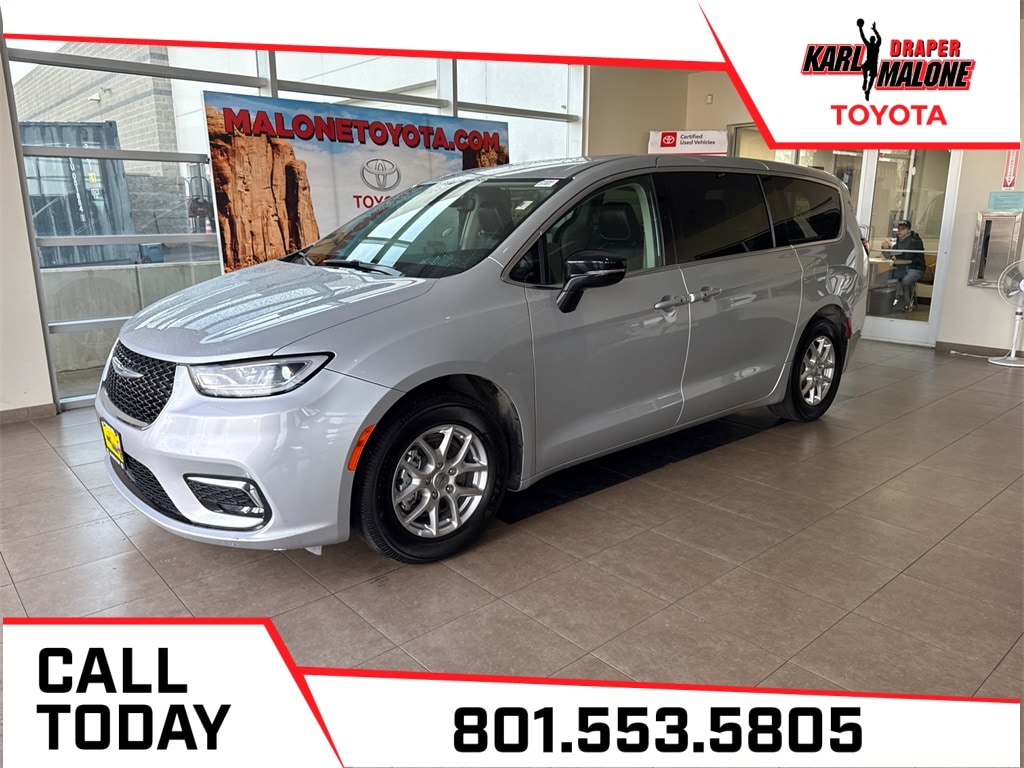 2024 Chrysler Pacifica Touring L's photo