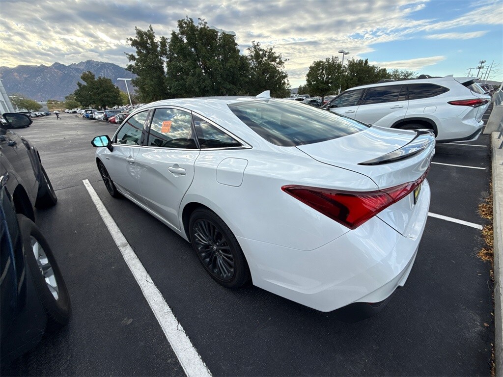 2019 Toyota Avalon Hybrid photo 2