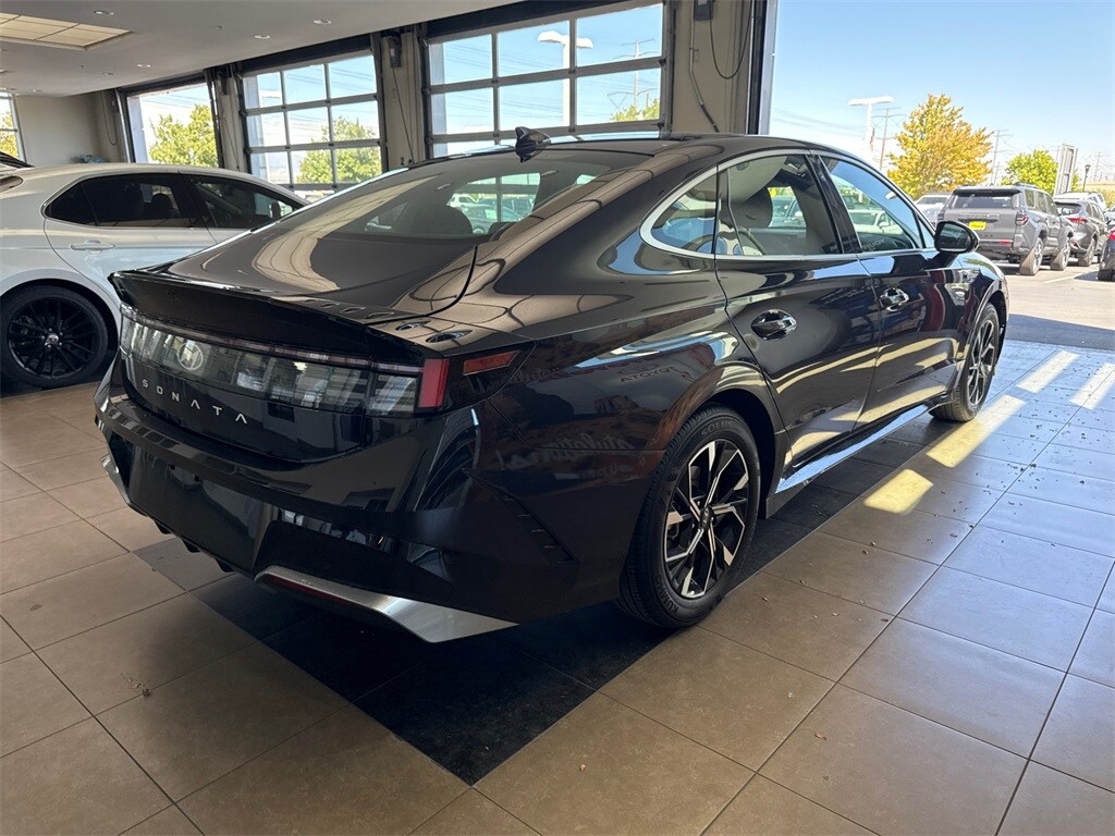 2025 Hyundai Sonata SEL photo 3