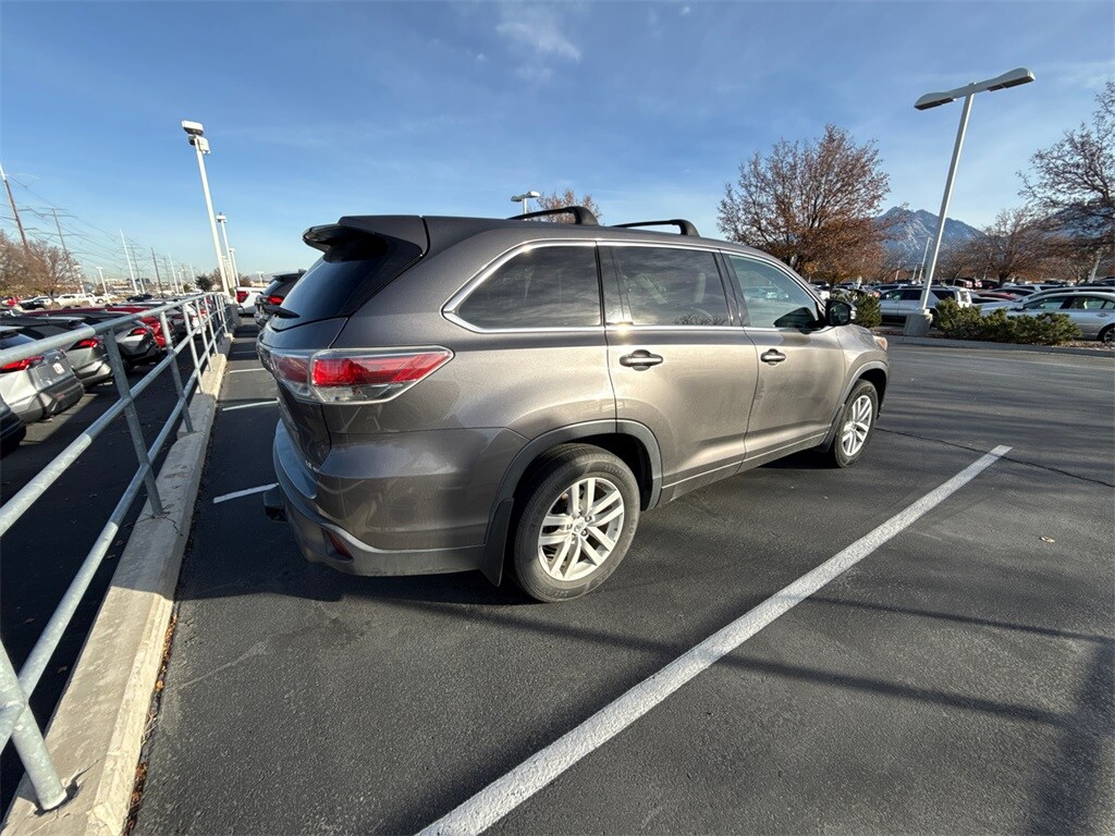 2015 Toyota Highlander LE photo 2