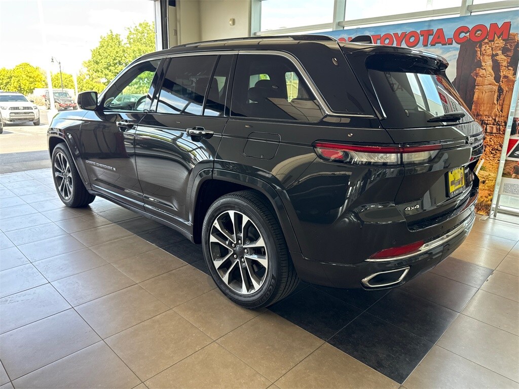 2023 Jeep Grand Cherokee Overland photo 2