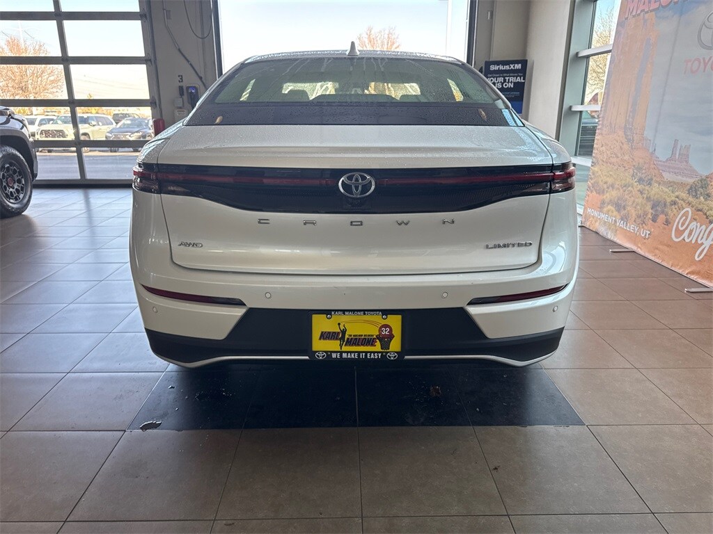 2023 Toyota Crown Limited photo 3