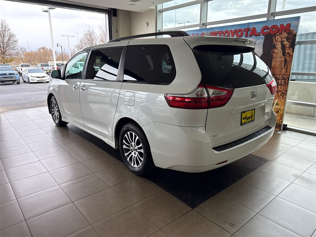 2018 Toyota Sienna XLE photo 2