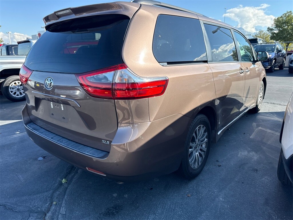 2020 Toyota Sienna XLE photo 3